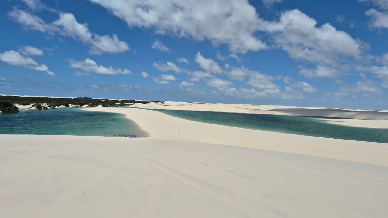 Dunas e lagoas cristalinas dos Lençóis Maranhenses vistas de Santo Amaro do Maranhão