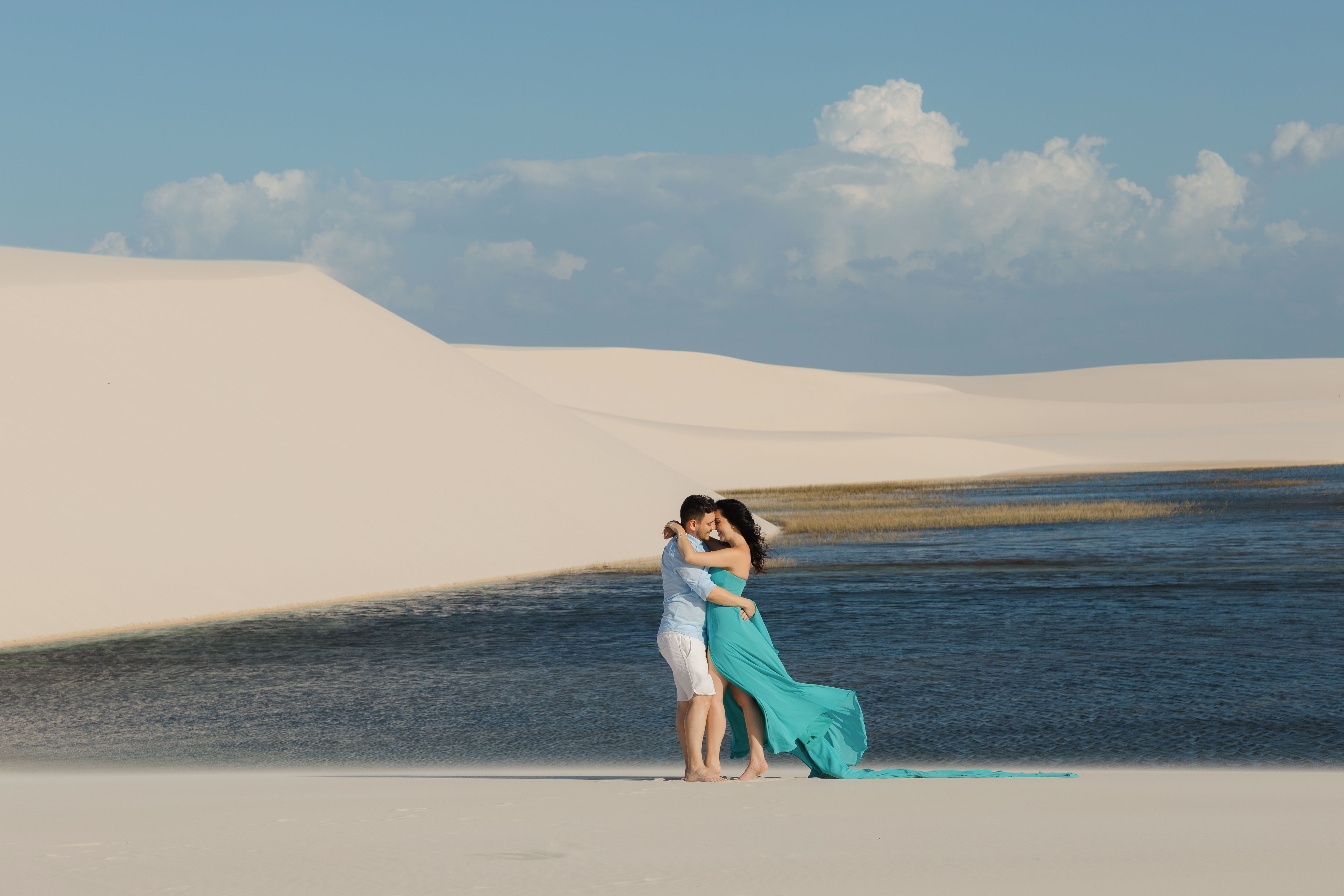 Ensaio de casal em lagoa cristalina nos Lençóis Maranhenses